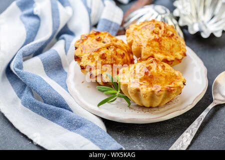 Hausgemachte mini Hackfleisch Kuchen auf den Teller. Stockfoto