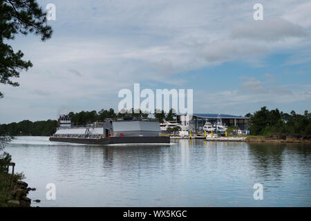 Drücker/Tug Boat Kathryn T DeVall durch den Intracoastal Waterway bei Gulf Shores, Alabama auf dem Weg nach Pensacola, Florida. Stockfoto