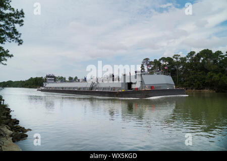 Drücker/Tug Boat Kathryn T DeVall durch den Intracoastal Waterway bei Gulf Shores, Alabama auf dem Weg nach Pensacola, Florida. Stockfoto