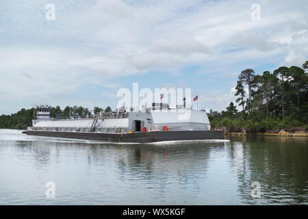 Drücker/Tug Boat Kathryn T DeVall durch den Intracoastal Waterway bei Gulf Shores, Alabama auf dem Weg nach Pensacola, Florida. Stockfoto