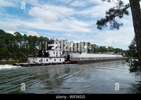 Drücker/Tug Boat Kathryn T DeVall durch den Intracoastal Waterway bei Gulf Shores, Alabama auf dem Weg nach Pensacola, Florida. Stockfoto