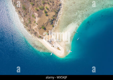 Luftaufnahme von Drone die schöne Insel Kelor mit schöner Landschaft, Sandstrand, blaues Meer, Korallenriff und und Berg in Labuan Bajo entfernt, Stockfoto