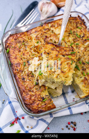 Hausgemachte Kartoffel Kugel ist ein Gericht der jüdischen Küche. Stockfoto