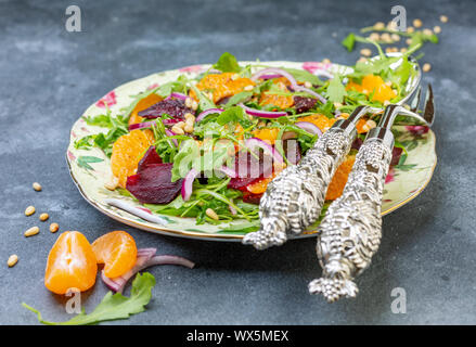 Organische Rucola Salat, Tangerine und gebackene Rote Bete. Stockfoto