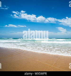 Gelb Sand Strand, dem Meer und den tiefblauen Himmel. Stockfoto