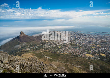 Panoramablick auf Kapstadt, Lion's Head und Signal Hill aus den Tafelberg. Stockfoto