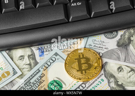 Computer und Bitcoins auf Geld-business Hintergrund Stockfoto