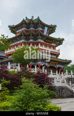 Buddhistische Tempel in Tianmenshan natur park - Zhangjiajie China Stockfoto