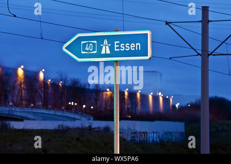 Hinweisschild nach Essen auf der Autobahn A 40 am Abend, Bochum, Ruhrgebiet, Deutschland, Europa Stockfoto