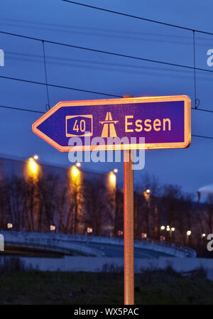 Hinweisschild nach Essen auf der Autobahn A 40 am Abend, Bochum, Ruhrgebiet, Deutschland, Europa Stockfoto