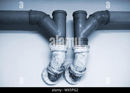 Die Leitungen für das Wasser ablassen Stockfoto