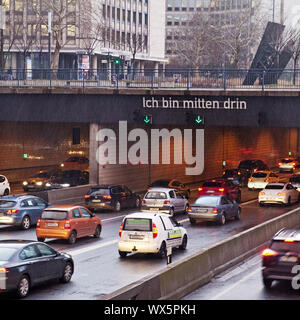 Stau am motorwaytunnel 40 in der inneren Stadt, Essen, Ruhrgebiet, Deutschland, Europa Stockfoto