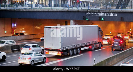 Stau am motorwaytunnel 40 in der inneren Stadt, Essen, Ruhrgebiet, Deutschland, Europa Stockfoto