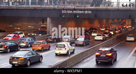 Stau am motorwaytunnel 40 in der inneren Stadt, Essen, Ruhrgebiet, Deutschland, Europa Stockfoto