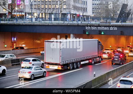 Stau am motorwaytunnel 40 in der inneren Stadt, Essen, Ruhrgebiet, Deutschland, Europa Stockfoto