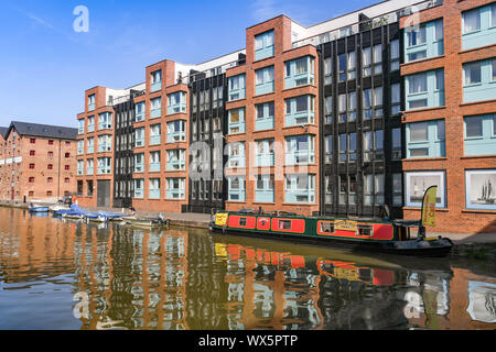 GLOUCESTER QUAYS, ENGLAND - September 2019: Waterside Apartments in der regenerierte ehemaligen Docks in Gloucester Quays. Stockfoto