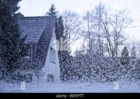 Blick durch ein Fenster mit Eiskristallen zu einem Wohngebiet Haus, Witten, Deutschland, Europa Stockfoto