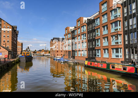 GLOUCESTER QUAYS, ENGLAND - September 2019: Waterside Apartments in der regenerierte ehemaligen Docks in Gloucester Quays. Stockfoto