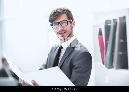 Junge Unternehmer Arbeiten mit Dokumenten durch Papiere in Ordner Stockfoto