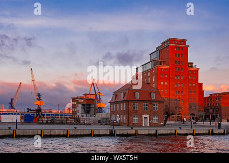 Wismar alter Hafen bei Sonnenuntergang Stockfoto