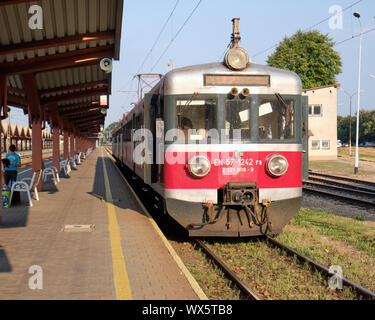 Przemysl, Polen, 31. August 2019. EN57 Motor der Polnischen regional Zug am Bahnsteig warten auf Abflug am späten Nachmittag Stockfoto