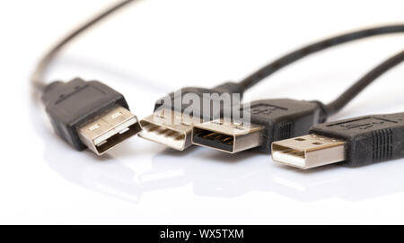 Heap-USB-Buchsen, auf weißem Hintergrund Stockfoto