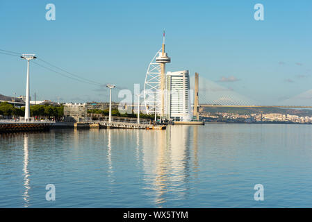 Blick auf den Tejo mit der Vasco da Gama Brücke und der Turm im Parque das Nações Stockfoto