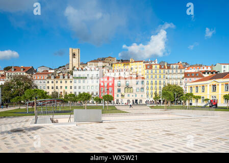 Der Campo das Cebolas in Alfama, Lissabon Stockfoto