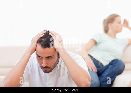 Paar an jedem anderen Mad in Ihrem Wohnzimmer umgekippt Stockfoto