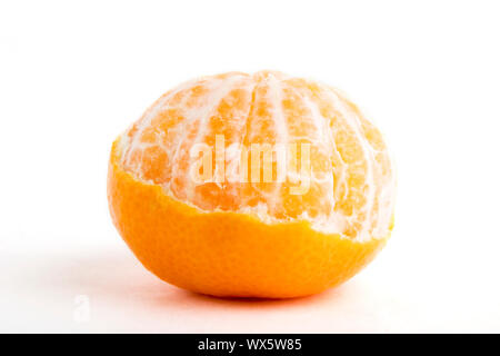 Eine teilweise geschälte Orange Stockfoto