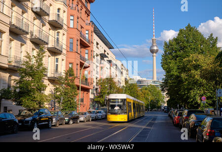 Berlin, Deutschland. September 1, 2019. Gelbe tram Reiten durch das Zentrum der Stadt mit den berühmten Berliner Fernsehturm im Hintergrund Stockfoto