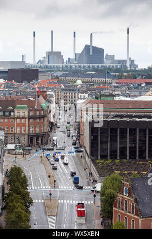 Auf der Suche Holmens Kanal in Kopenhagen, mit dem Amager Bakke tnv Anlage und Skipiste in der Ferne kombiniert. Dänische Nationalbank (r) Stockfoto