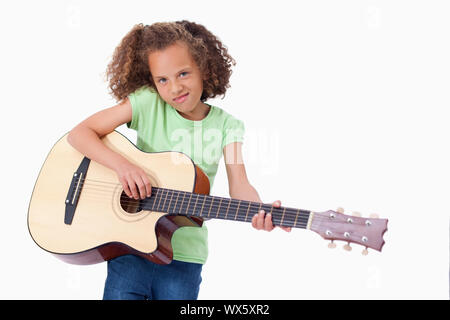 Mädchen spielt die Gitarre vor einem weißen Hintergrund Stockfoto
