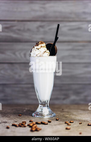 Lecker kalten Milchshake mit Kakao und Schokolade in einem Glas. Stockfoto