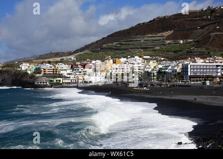 Schaumkronen auf den Wellen an den Strand von Puerto Naos Stockfoto