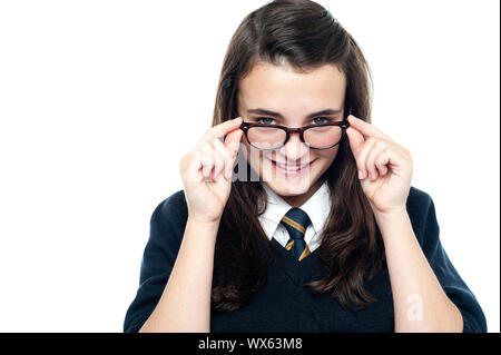 Schulmädchen, die Anpassung ihrer Brille. Ich nehme mal einen genaueren Blick auf Sie Stockfoto