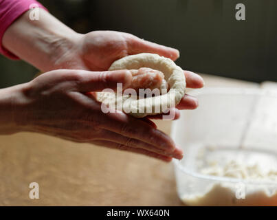 Cepelinai mit Hackfleischfüllung und Sauerrahm Stockfoto