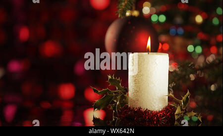 Weihnachtskerzen unter dem Baum Weihnachten Stockfoto
