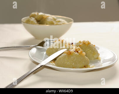 Cepelinai mit Hackfleischfüllung und Sauerrahm Stockfoto