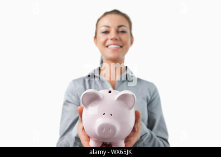 Piggy Bank durch die Bank assistant vor einem weißen Hintergrund gehalten wird Stockfoto