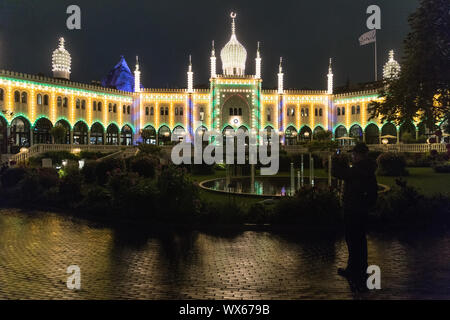 Die beleuchteten im Kopenhagener Tivoli bei Nacht Stockfoto