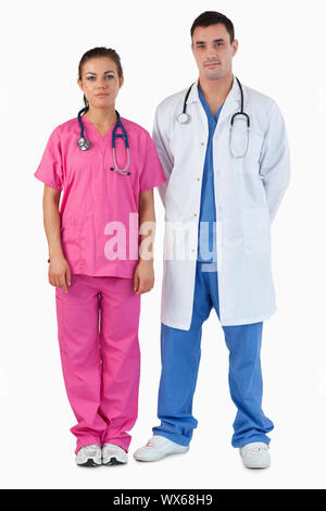 Porträt von Ernst Ärzte bis vor einem weißen Hintergrund stehen Stockfoto