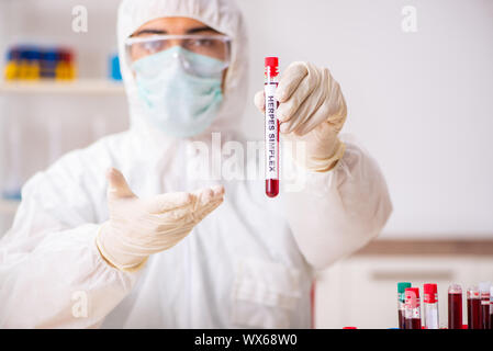 Junge schöne Lab Assistant Prüfung Blutproben im Krankenhaus Stockfoto