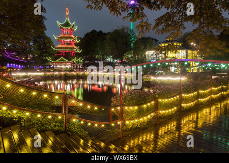 Die beleuchteten im Kopenhagener Tivoli bei Nacht Stockfoto