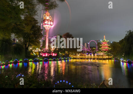 Die beleuchteten im Kopenhagener Tivoli bei Nacht Stockfoto