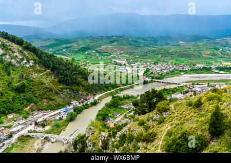 Der Osum Fluss in Berat in Albanien Stockfoto