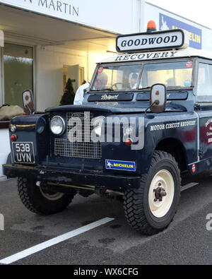 September 2019 - der Land Rover der Serie 2a 109 als Bergefahrzeug beim Goodwood Revival Stockfoto