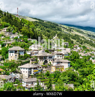 Luftaufnahme von Gjirokastra Stadt in Albanien Stockfoto