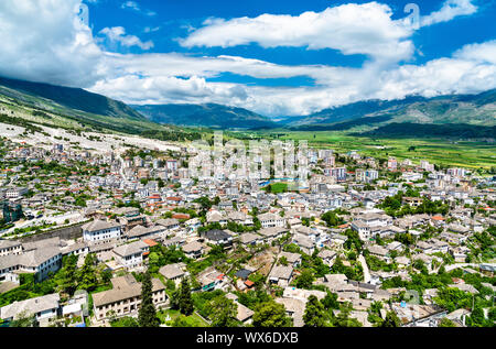 Luftaufnahme von Gjirokastra Stadt in Albanien Stockfoto
