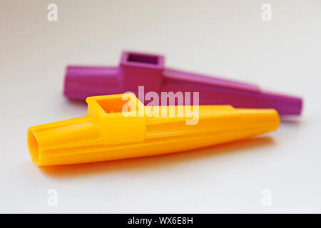 Eine Gelb und Lila kazoo auf weißem Hintergrund, ein Musikinstrument für Kinder Stockfoto